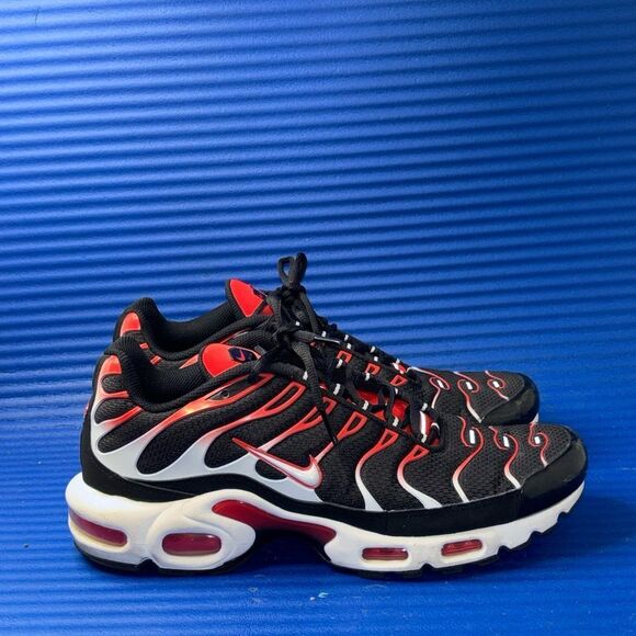Size 9.5- Men’s Nike Air Max Plus TN Tuned Black University Red DM0032-004 - Picture 1 of 8